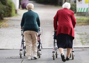 Two women push shopping carts down a street on Sept. 10, 2010, in Berlin, Germany. (Credit: Sean Gallup / Getty Images)