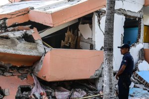 View of a collapsed hotel in Juchitan de Zaragoza, state of Oaxaca on September 10, 2017. (Credit: RONALDO SCHEMIDT/AFP/Getty Images)