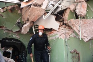 A rescuer looks for possible victims after a quake rattled Mexico City on Sept. 19, 2017. (Credit: RONALDO SCHEMIDT/AFP/Getty Images)