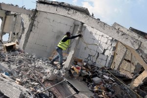 Rescuers, firefighters, policemen, soldiers and volunteers remove rubble and debris from a flattened building in search of survivors after a powerful quake in Mexico City on Sept. 19, 2017. (Credit: Alfredo Estrella / AFP / Getty Images)
