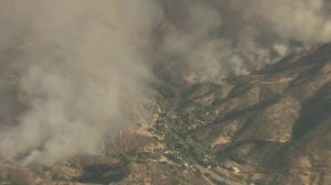 Flames burn close to homes in the La Tuna Fire on Sept. 1, 2017. (Credit: KTLA)