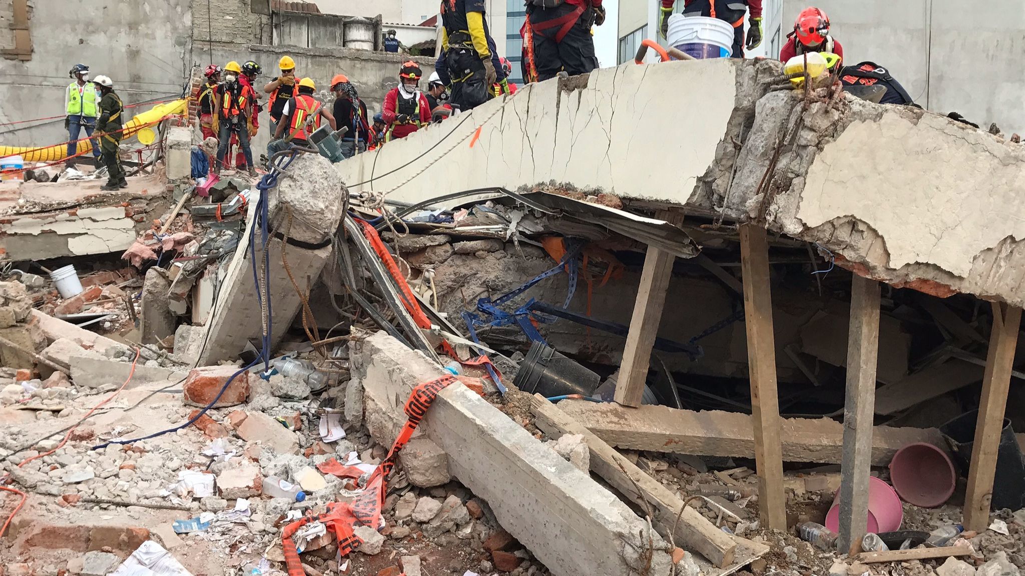 California seismic safety commissioner Kit Miyamoto, a Los Angeles-based structural engineer visiting Mexico City to learn from the quake and provide help if requested, said the wreckage shows a common defect in concrete buildings of this era: not enough steel rebar embedded in the concrete to contain it as it crumbles and keep the pillars intact. (Credit: Rong-Gong Lin II / Los Angeles Times)