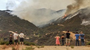 Residents watch the La Tuna fire raging in Verdugo Hills on Sept. 2, 2017. (Credit: Ifran Khan/Los Angeles Times) 