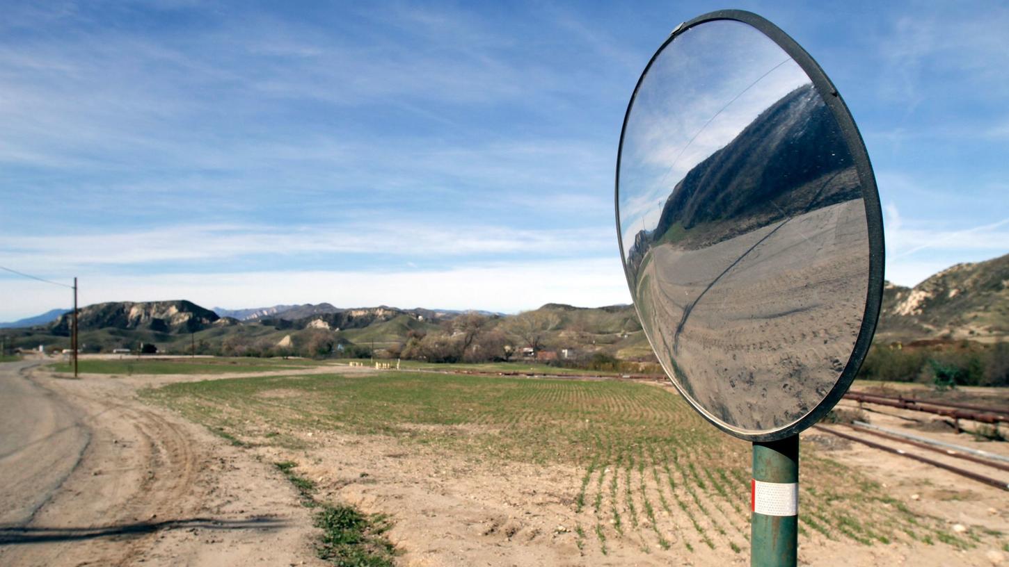 Photo shows Newhall Ranch, the site of a proposed house development, Jan. 13, 2011. (Credit: Ricardo DeAratanha / Los Angeles Times)