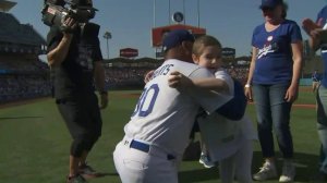 Elysa Shapiro hugs Dodgers manager Dave Roberts after throwing out the first pitch at Dodger Stadium on July 30, 2017. (Courtesy: Cedars-Sinai)