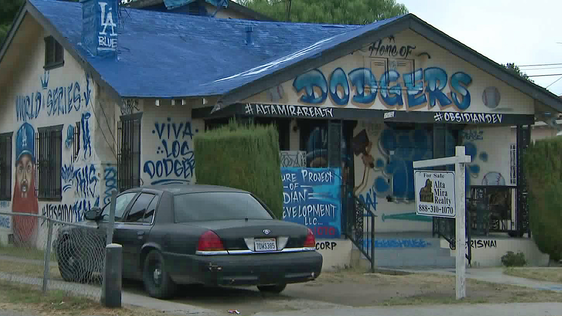 Hector “Tetris” Arias celebrated the Dodgers trip to the World Series by painting a South L.A. home. (Credit: KTLA)
