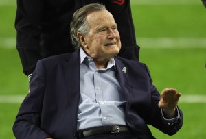 President George H.W. Bush arrives for the coin toss prior to Super Bowl 51 between the Atlanta Falcons and the New England Patriots on Feb. 5, 2017, in Houston, Texas. (Credit: Patrick Smith / Getty Images)
