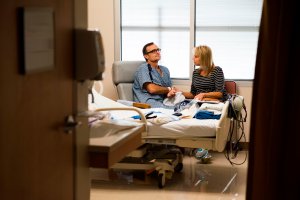 Curtis Leoni, who was shot in the leg at the Route 91 Harvest country music festival, sits with his girlfriend Robin Davis as he recuperates on Oct. 5, 2017, at Desert Springs Hospital Medical Center in Las Vegas, Nevada. (Credit: Robyn Beck / AFP / Getty Images)