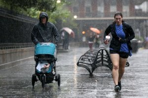 Heavy rain and strong winds from Hurricane Nate begin to come ashore in New Orleans on Oct. 7, 2017. (Credit: Sean Gardner / Getty Images)
