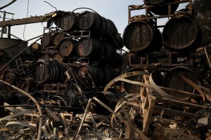 Charred wine barrels sit on racks at Paradise Ridge Winery after being destroyed by the Tubbs Fire on Oct. 11, 2017, in Santa Rosa. (Credit: Justin Sullivan / Getty Images)