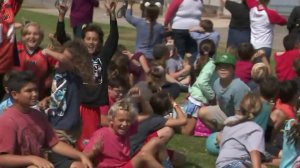 Students at J.H. McGaugh Elementary School in Seal Beach celebrate a jet flyover on Oct. 13, 2017. (Credit: KTLA)