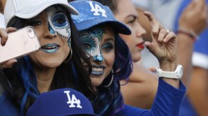 Fans try to get a closer look at players from the corner of left field before the start of Game 7 on Nov. 1, 2017. (Credit: Luis Sinco / Los Angeles Times)