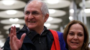 Former mayor of Caracas and Venezuelan opposition leader, Antonio Ledezma, meets his wife Mitzy Capriles during his arrival to Adolfo Suarez Madrid Barajas Airport on Nov. 18, 2017, in Madrid, Spain. (Credit: Pablo Blazquez Dominguez/Getty Images)