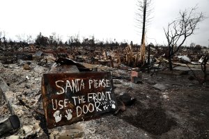 A sign is posted in front of a burned home in the Coffey Park neighborhood of Santa Rosa on Nov. 13, 2017. (Credit: Justin Sullivan / Getty Images)