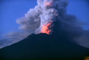 Mount Agung on Indonesia's resort island of Bali erupts on Nov. 28, 2017. (Credit: SONNY TUMBELAKA/AFP/Getty Images)