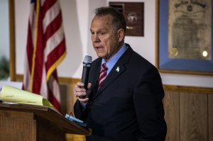 Alabama GOP Senate candidate Roy Moore holds a campaign rally on November 27, 2017 in Henagar, Alabama. (Credit: Joe Buglewicz/Getty Images)