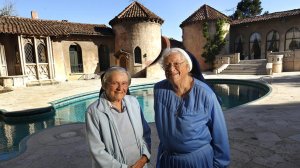 Sister Catherine Rose Holzman, left, and Sister Rita Callanan at the Sisters of the Immaculate Heart of Mary retreat in Los Feliz in 2015. A judge ruled in March that the Archdiocese of Los Angeles, not the nuns, had the authority to sell the retreat. (Mel Melcon / Los Angeles Times)