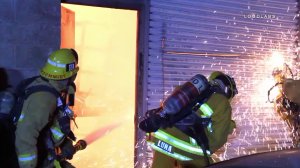 Firefighters battle a blaze in Pacoima on Nov. 10, 2017. (Credit: KTLA)