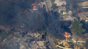 Aerial view of the Thomas fire in Ventura County on Dec. 5, 2017. (Credit: Brian van der Brug / Los Angeles Times)