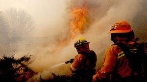 Firefighters battle the Creek Fire as it burns near a church in Sylmar. (Credit: Luis Sinco / Los Angeles Times)