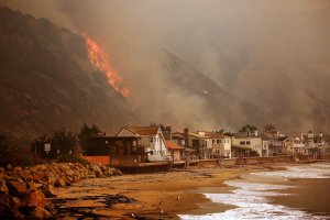 Fire approaches the 101 freeway along Solimar and Faria beaches north of Ventura. (Credit: Al Seib / Los Angeles Times)