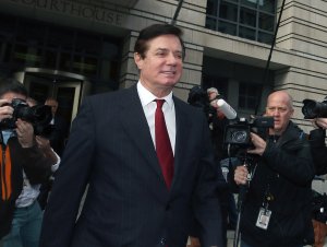 Former Trump campaign manager Paul Manafort leaves the Prettyman Federal Courthouse in Washington, DC, after a bail hearing Nov. 6, 2017. (Credit: Mark Wilson / Getty Images)