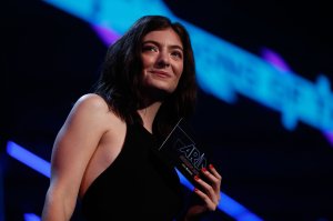 Lorde presents Peking Duck with the ARIA for Song of The Year during the 31st Annual ARIA Awards 2017 at The Star on November 28, 2017 in Sydney, Australia. (Credit: Zak Kaczmarek/Getty Images for ARIA)