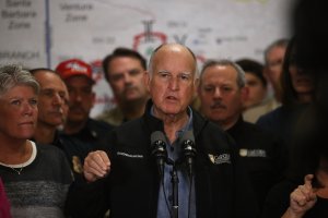 California Gov. Jerry Brown gives a briefing on the Thomas Fire and other Southern California wildfires during a news conference at the Ventura County Fairgrounds on Dec. 9, 2017. (Credit: Justin Sullivan / Getty Images)