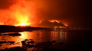 The Thomas Fire reaches the 101 Freeway north of Ventura Wednesday evening. (Credit: Wally Skalij/Los Angeles Times)