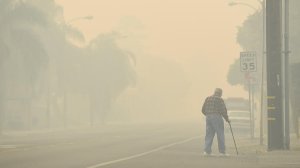 The Thomas Fire leaves a thick layer of smoke in Ventura on Dec. 8, 2017. (Credit: Wally Skalij / Los Angeles Times)
