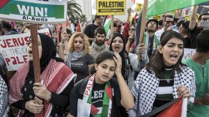 Palestinian rights activists rally in L.A. on Dec. 10, 2017 against President Trump’s recognition of Jerusalem as the capital of Israel. (Credit: Brian van der Brug / Los Angeles Times)