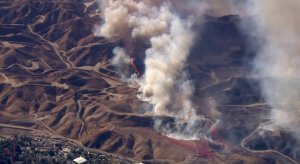 The Rye Fire burns in the Santa Clarita area on Dec. 5, 2017. (Credit: KTLA)