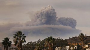 A huge plume of smoke rises north of Ventura as seen Sunday afternoon from the Ventura pier, as the Thomas fire threatens parts of Carpinteria and Montecito. (Credit: Al Seib / Los Angeles Times)