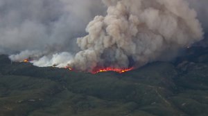 The Thomas Fire rages in Ventura County on Dec. 7, 2017. (Credit: KTLA)