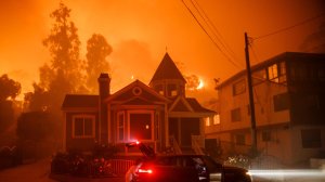 A family packs up and evacuates as the Thomas Fire gets closer to their home in Ventura on Dec. 5, 2017. (Credit: Marcus Yam/Los Angeles Times)