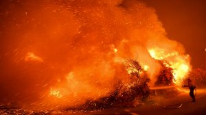 A firefighter battles the Thomas fire in the town of La Conchita early Thursday. (Credit: Wally Skalij / Los Angeles Times)