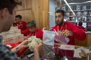 A customer buys cannabis products at MedMen, one of the two Los Angeles-area pot shops that began selling marijuana for recreational use under the new California marijuana law Jan. 2, 2018, in West Hollywood. (Credit: David McNew/Getty Images)