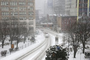 The Holland Tunnel entrance sign advises "Avoid Unnecessary Travel" during major snow storm on Jan. 4, 2018 in New York City. (Credit: Daniel Pierce Wright/Getty Images)