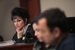 Judge Rosemarie Aquilina (L) looks at Larry Nassar (R) as he listens to a victim's impact statement by Jennifer Rood Bedford on January 16, 2018 in Lansing, Michigan. (Crediot: Scott Olson/Getty Images)