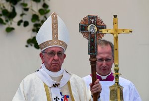 Pope Francis, left, celebrates mass at Lobitos Beach, near the Chilean northern city of Iquique, on Jan. 18, 2018. (Credit: VINCENZO PINTO/AFP/Getty Images)