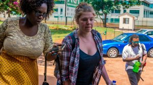 Martha O'Donovan arrives at Harare Magistrate's Court on Nov. 4, 2017. (Credit: Jekesai Njikizana / AFP / GettyImages)