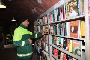 A garbage collector in Ankara browses for books at a library assembled from discarded books. (Credit: Ãankaya Municipality Center via CNN)