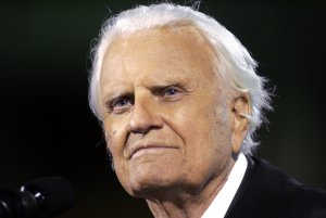 The Rev. Billy F. Graham speaks to the crowd on a rainy night October 7, 2004 at Arrowhead Stadium in Kansas City, Missouri. (Credit: Larry W. Smith/Getty Images)