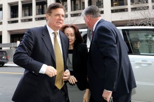 Former Trump campaign manager Paul Manafort, left, and his wife Kathleen arrive at the Prettyman Federal Courthouse in Washington, D.C., Jan. 16, 2018. (Credit: Chip Somodevilla / Getty Images)