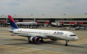 A Delta Airlines jet arrives at Atlanta-Hartsfield International Airport in Atlanta, Georgia on Sept. 12, 2009. (Credit: KAREN BLEIER/AFP/Getty Images)