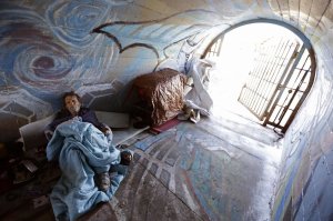 Vietnam veteran Frank Costa lives in a pedestrian tunnel underneath Parking Lot 731 in Venice. (Credit: Genaro Molina / Los Angeles Times)