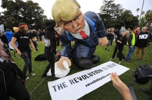 An anti-Trump rally takes place in Beverly Gardens Park on March 13, 2018. (Credit: Allen J. Schaben/Los Angeles Times)
