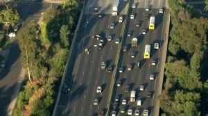 Authorities investigate a fatal crash on the 101 Freeway in Studio City on March 9, 2018. (Credit: KTLA)