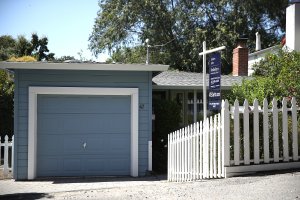 A sign is posted in front of a home for sale on July 18, 2017, in San Anselmo. (Credit: Justin Sullivan / Getty Images)