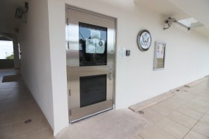 View of the U.S. consular agency in Playa del Carmen, Mexico, on March 8, 2018, after it was closed indefinitely due to a security threat. (Credit: Joel Tzab / AFP / Getty Images)